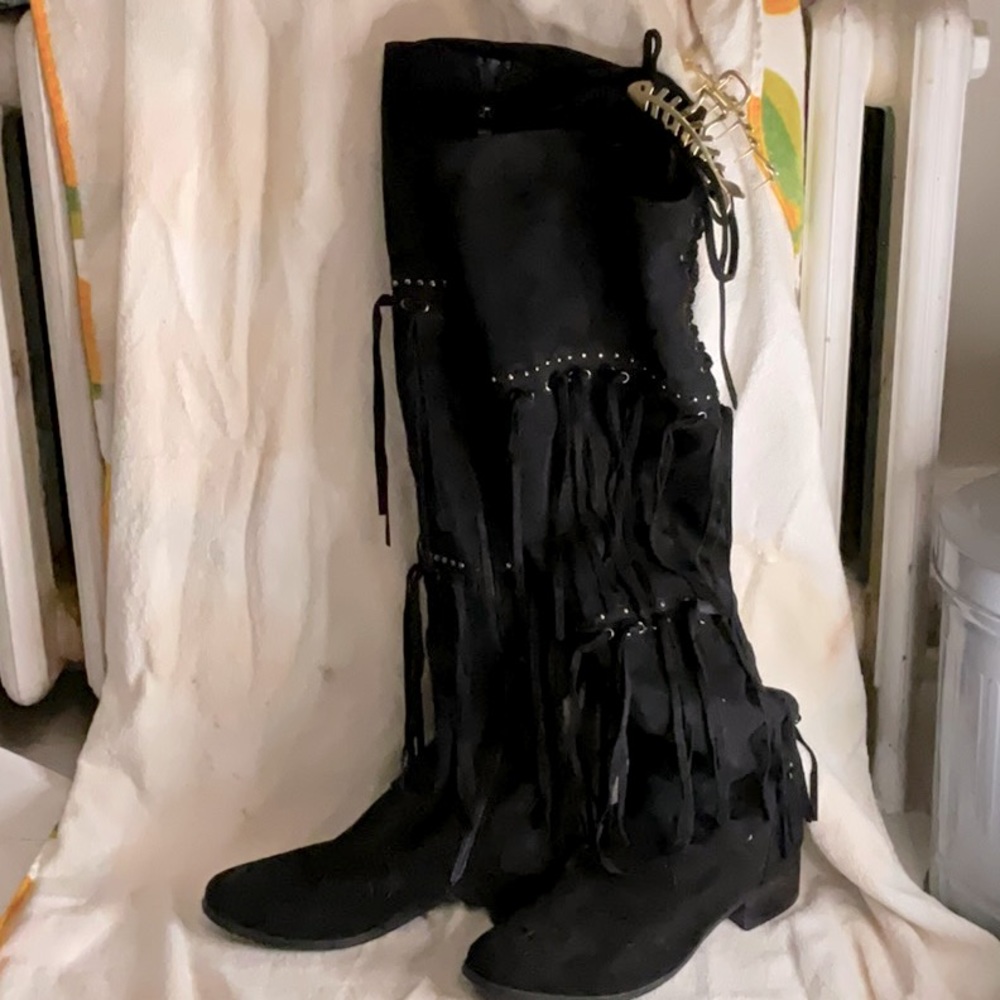 Stylish fringe boots to the knee